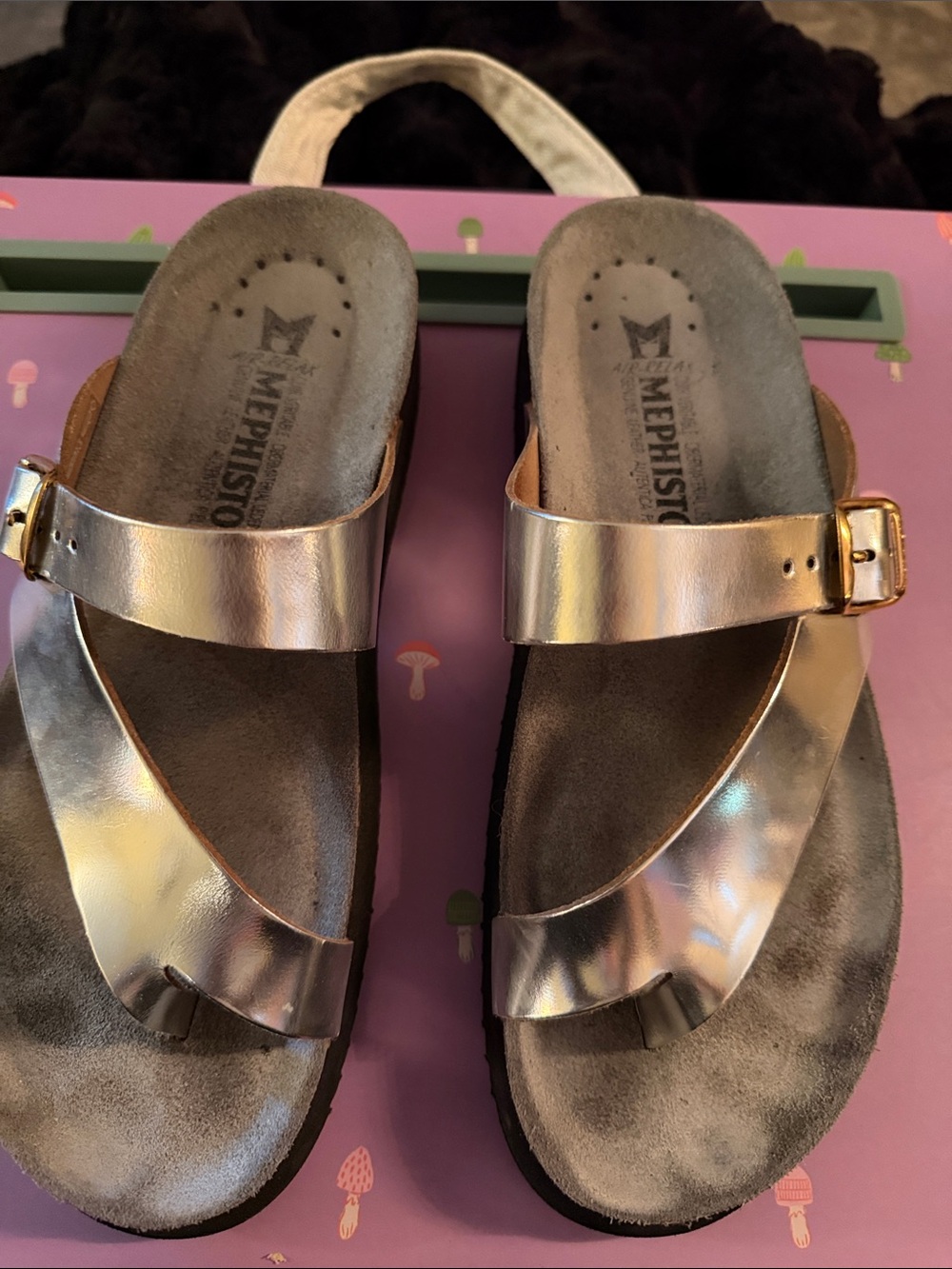 Mephisto Women's Metallic Rose Gold Toe-Post Sandals with Buckle